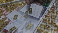 Satuan harga emas hari ini yang terkecil ukuran 0,5 gram berada di angka Rp 975.433. Sementara harga emas 10 gram dijual dengan harga Rp 17.999.888 dan ukuran emas terbesar yakni 1.000 gram (1 kg) dibanderol Rp 1.791.066.500.  