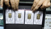 Dalam sepekan terakhir, pergerakan harga emas Antam tercatat berada di kisaran Rp 1.902.000 hingga Rp 1.965.000 per gram. Adapun dalam periode sebulan terakhir, harga emas bergerak lebih lebar di rentang Rp 1.754.000 sampai Rp 2.039.000 per gram. (Ari Saputra/detikcom)
