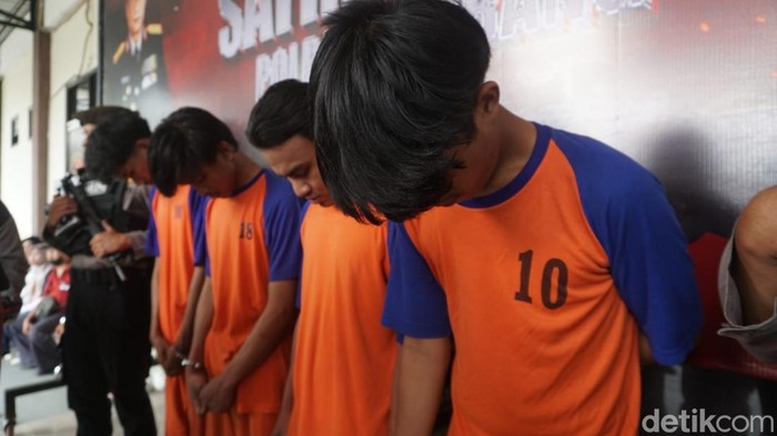 Empat dari 7 gerombolan pemotor pengeroyok pemuda Jombang yang ditetapkan tersangka.