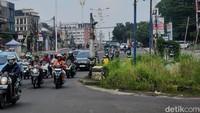 Para pengendara melintasi titik penyempitan jalan di Jl Joglo Raya, Jakarta Barat, Kamis (10/5/2025).  