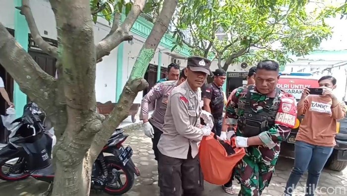 Evakuasi korban tewas di sebuah kamar hotel di Kaliwungu, Kendal, Kamis (10/4/2025).
