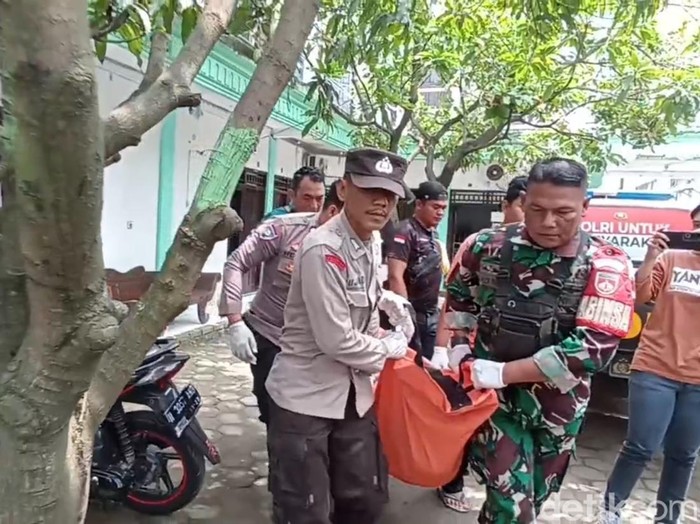 Evakuasi korban tewas di sebuah kamar hotel di Kaliwungu, Kendal, Kamis (10/4/2025).