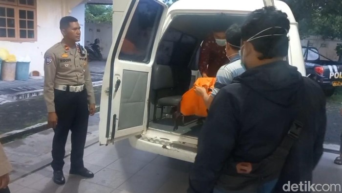 Evakuasi mayat bayi yang ditemukan di Sungai Botor Pemalang, Kamis (10/4/2025).