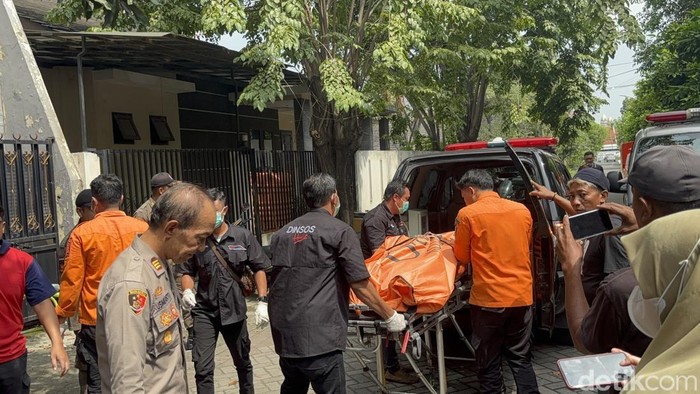 Evakuasi sepasang kekasih meninggal di kamar kos Surabaya