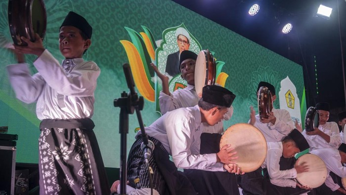 Sejumlah siswa Madrasah Alkhairaat memainkan hadrah pada Festival Raodah di Palu, Sulawesi Tengah, Rabu (9/4/2025). Festival seni budaya islami itu digelar sebagai rangkaian dari peringatan wafatnya Sayyid Idrus bin Salim Al-Jufri atau Guru Tua, tokoh pendidikan Agama Islam di wilayah itu. ANTARA FOTO/Basri Marzuki/tom.