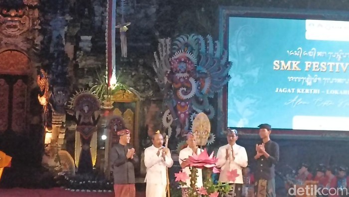 Gubernur Bali Wayan Koster saat membuka SMK Festival 2025 yang berlokasi di Art Center Denpasar, Bali pada Kamis (10/4/2025) malam.