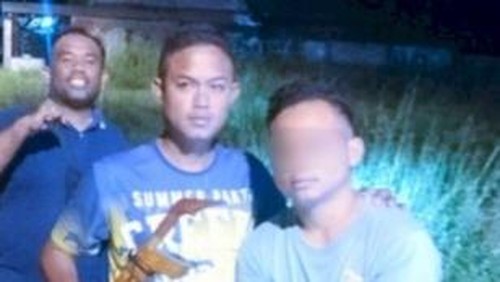 Fidelis (21), pelaku pembacokan di Paradiso, Kelurahan Oesapa Barat, Kecamatan Kelapa Lima, Kota Kupang, NTT, saat ditangkap polisi. (Dok. Polsek Kota Lama)
