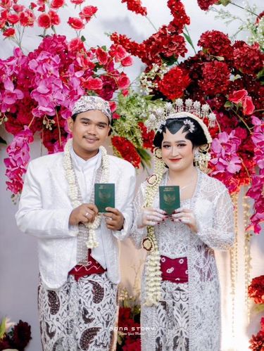 Foto pernikahan Putry Syahra Zabilla dan Rio Irfan Saputra. Acara akad nikah keduanya viral karena Rio tak kuasa menahan tangis usai akad nikah