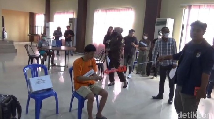 Polisi menggelar rekonstruksi kasus wanita hamil inisial PI (21) yang tewas ditikam oleh pacarnya, JB (23) di Kabupaten Gowa, Sulawesi Selatan (Sulsel).