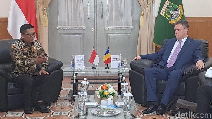 Gubernur Banten Andra Soni menerima kunjungan dari Duta Besar Rumania untuk Indonesia, Dan Adrian Balanescu (Arief/detikcom).
