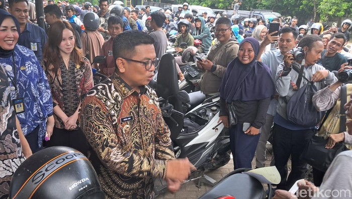Gubernur Banten, Andra Soni, meninjau Samsat Serang untuk kesiapan pelayanan masa pemutihan tunggakan pajak kendaraan bermotor. (Arief/detikcom).
