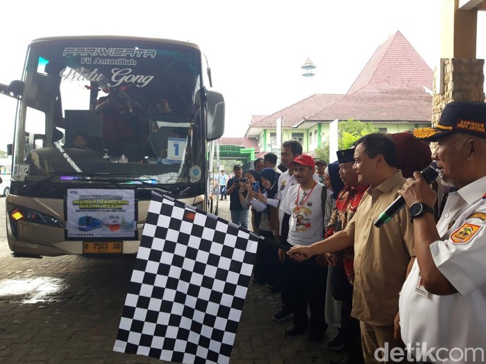 Gubernur Jateng, Ahmad Luthfi, melepas balik rantau gratis 2025, di Asrama Haji Donohudan, Ngemplak, Boyolali, Kamis (10/4/2025).