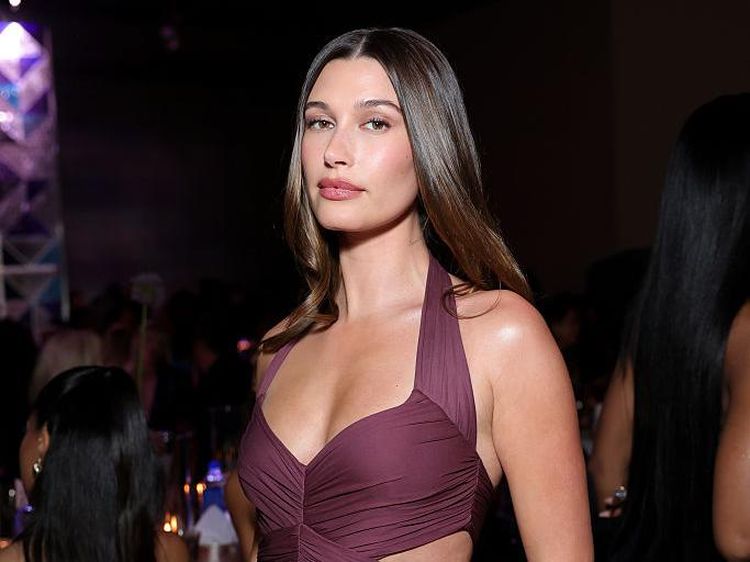 Foto Hailey Bieber dengan Gaun Cutout Saint Laurent, Justin Bieber Terpesona