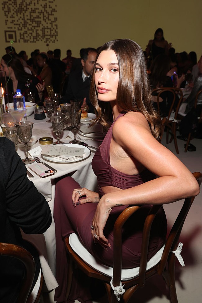 Melalui Instagram, Hailey Bieber mengakui tahun 2023 sebagai masa tersulit dalam hidupnya karena tekanan sosial media dan hubungan pribadi. “Sejak awal tahun ini, saya mengalami beberapa momen paling sedih dan paling sulit dalam hidup saya. Saya tahu banyak orang juga merasa seperti ini. Jadi ketahuilah, kamu tidak sendiri,” ungkapnya. Foto: Getty Images/Phillip Faraone