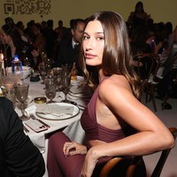 Melalui Instagram, Hailey Bieber mengakui tahun 2023 sebagai masa tersulit dalam hidupnya karena tekanan sosial media dan hubungan pribadi. “Sejak awal tahun ini, saya mengalami beberapa momen paling sedih dan paling sulit dalam hidup saya. Saya tahu banyak orang juga merasa seperti ini. Jadi ketahuilah, kamu tidak sendiri,” ungkapnya. Foto: Getty Images/Phillip Faraone