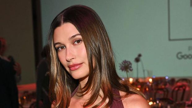 Gaya Hailey Bieber menghadiri Fashion Trust U.S. Awards 2025.