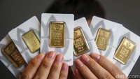 Kenaikan harga ini berdampak pada seluruh ukuran emas batangan yang ditawarkan Antam. Untuk ukuran terkecil, yakni 0,5 gram, dijual seharga Rp 1.015.500. Sementara itu, harga emas ukuran 10 gram dibanderol Rp 18.805.000, dan ukuran terbesar, yaitu 1.000 gram (1 kg), mencapai Rp 1.871.600.000. (Grandyos Zafna/detikcom)