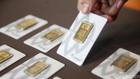 Harga emas Logam Mulia Antam 24 karat kembali melesat pada hari ini, Selasa (6/5/2025), setelah akhir pekan lalu sempat mengalami penurunan. Harga emas batangan naik sebesar Rp 26.000 per gram dan kini berada di level Rp 1.931.000 per gram. (Grandyos Zafna/detikcom)