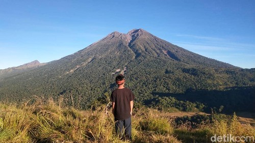 Ilustrasi - Penampakan Gunung Rinjani dari Savana Propok, Lombok Timur, NTB. (Foto: Sanusi Ardi W/detikBali)
