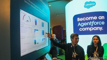 Pengunjung melihat cara kerja Salesforce pengembang teknologi CRM berbasis AI global di Jakarta, Kamis (10/4/2025).
