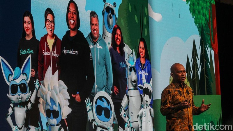 Pengunjung melihat cara kerja Salesforce pengembang teknologi CRM berbasis AI global di Jakarta, Kamis (10/4/2025).