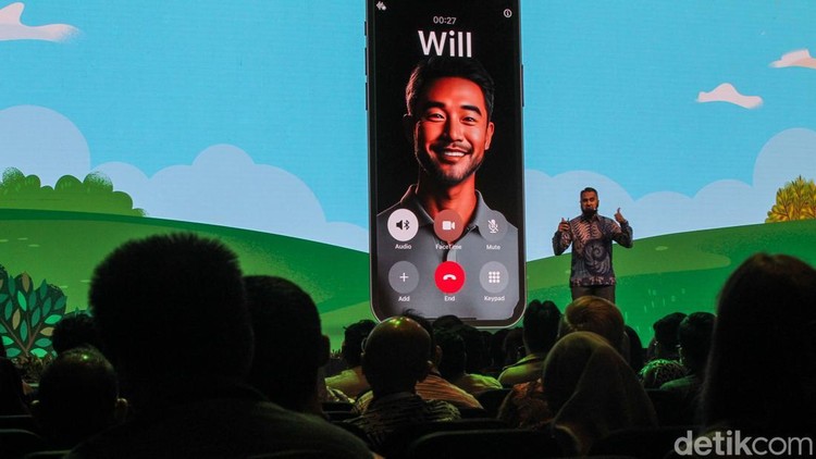 Pengunjung melihat cara kerja Salesforce pengembang teknologi CRM berbasis AI global di Jakarta, Kamis (10/4/2025).