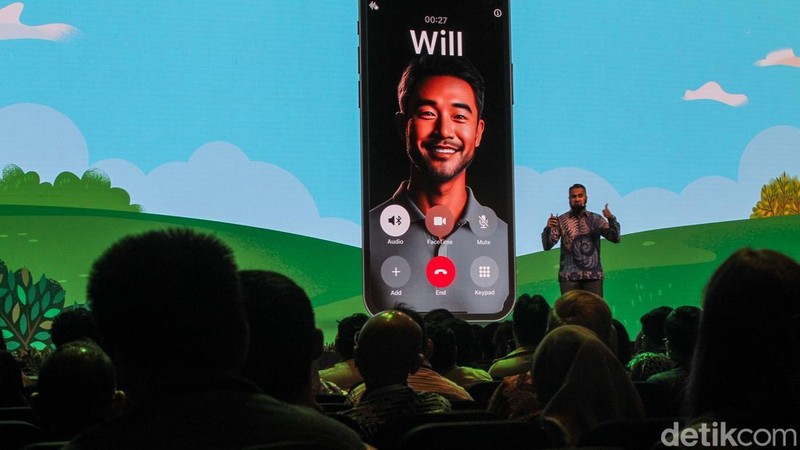 Pengunjung melihat cara kerja Salesforce pengembang teknologi CRM berbasis AI global di Jakarta, Kamis (10/4/2025).