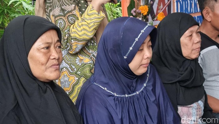 Istri asisten masinis KA Kumuter Jenggala yang meninggal dalam kecelakaan di Gresik.