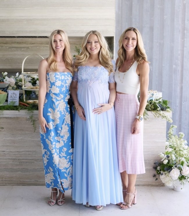 Ivanka juga membagikan sejumlah foto dari perayaan tersebut, termasuk pose dirinya dan Tiffany di depan dinding bunga yang cantik. Tiffany Trump, yang tengah menantikan kelahiran anak pertamanya, tampak bersinar dalam gaun biru lembut dengan lengan pendek dan detail payet di bagian dada. Ivanka menggambarkan hari itu sebagai momen yang penuh cinta, tawa, dan semangat menyambut kehidupan baru. Foto: dok. Instagram @ivankatrump