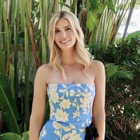 Acara bertema Peter Rabbit ini berlangsung pada akhir pekan lalu dan dihadiri oleh keluarga serta kerabat dekat. Dalam momen hangat itu, Ivanka tampil memukau dengan balutan gaun desainer seharga $980 atau sekitar Rp 16 juta. Foto: dok. Instagram @ivankatrump