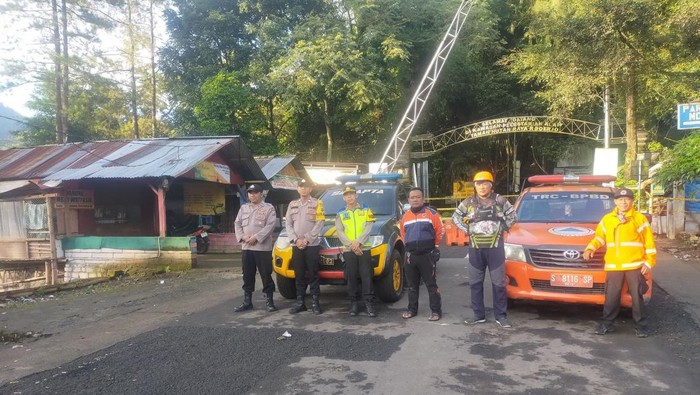 Jalur Pacet-Cangar dibuka kembali setelah sempat diterjang longsor yang menewaskan 10 orang