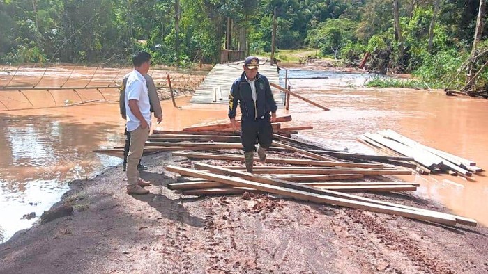 Jembatan alternatif yang baru selesai dibangun di Krayan Selatan rusak karena banjir.