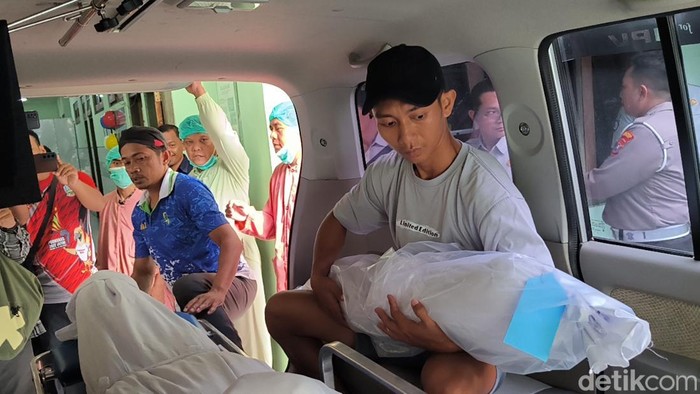 Jenazah korban membopong jenazah M Al Fatih, balita yang meninggal dalam kecelakaan Panther Vs Bus di Gresik.
