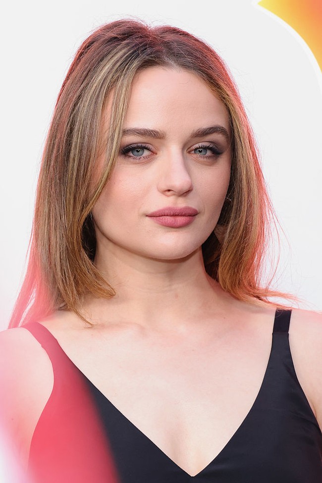 Meskipun harga gaunnya terjangkau, Joey tetap menambahkan sentuhan glamor lewat aksesori. Bintang film ‘The Act’ ini melengkapi penampilannya dengan anting dari Bonheur seharga US$158 atau sekitar Rp 2,6 juta dan cincin dari Hirotaka yang harganya mencapai US$1,200 atau sekira Rp 20 juta. Foto: Getty Images/Savion Washington