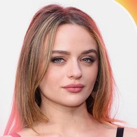 Meskipun harga gaunnya terjangkau, Joey tetap menambahkan sentuhan glamor lewat aksesori. Bintang film ‘The Act’ ini melengkapi penampilannya dengan anting dari Bonheur seharga US$158 atau sekitar Rp 2,6 juta dan cincin dari Hirotaka yang harganya mencapai US$1,200 atau sekira Rp 20 juta. Foto: Getty Images/Savion Washington