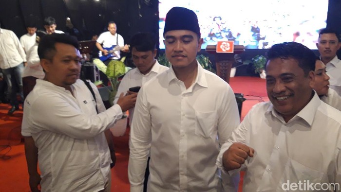 Ketua Umum PSI, Kaesang Pangarep, memberikan SK pengurus DPC se-Kabupaten Boyolali, Kamis (10/4/2025) sore.