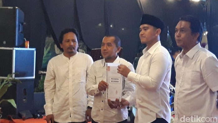 Ketua Umum PSI, Kaesang Pangarep, memberikan SK pengurus DPC se-Kabupaten Boyolali, Kamis (10/4/2025) sore.