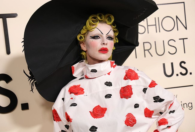 Para Selebriti menghadiri The Fashion Trust U.S Awards 2025 di The Lot at Formosa, Los Angeles, pada Selasa (8/4/2025). Tanpa terkecuali Julia Fox dengan penampilannya yang mengalihkan atensi. (Foto: River Callaway/WWD via Getty Images)