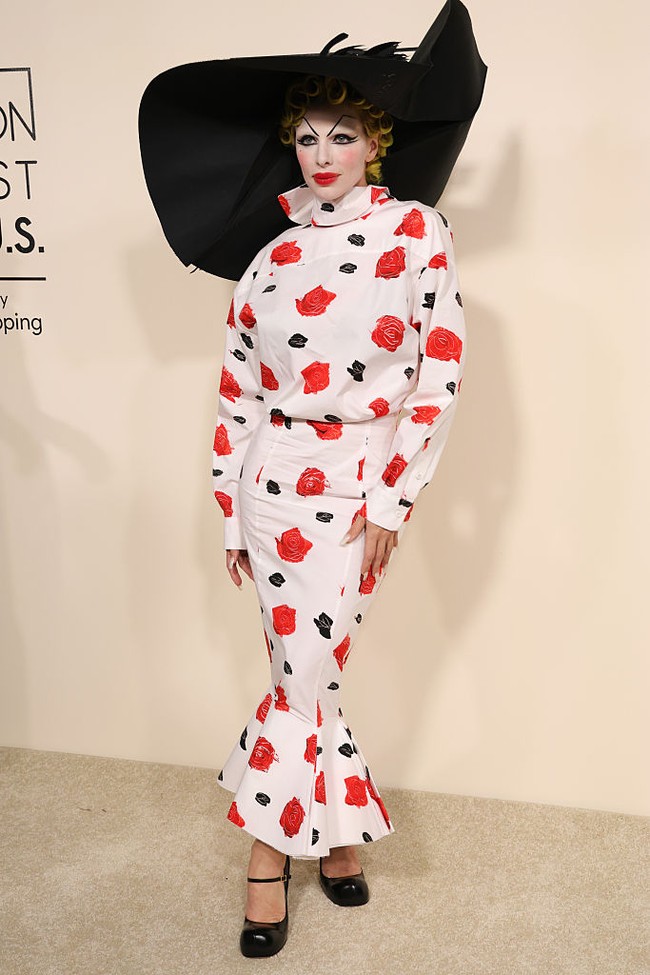 Aktris 35 tahun ini bersolek dengan sepasang blouse putih berleher tinggi dan rok pensil bersiluet mermaid yang sama-sama bermotif mawar merah. Serba tertutup, busana rancangan Francesco Risso dari rumah mode Marni itu jauh dari gaya khas Julia yang identik dengan penampilan terbuka nan seksi. (Foto: River Callaway/WWD via Getty Images)