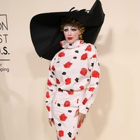 Aktris 35 tahun ini bersolek dengan sepasang blouse putih berleher tinggi dan rok pensil bersiluet mermaid yang sama-sama bermotif mawar merah. Serba tertutup, busana rancangan Francesco Risso dari rumah mode Marni itu jauh dari gaya khas Julia yang identik dengan penampilan terbuka nan seksi. (Foto: River Callaway/WWD via Getty Images)