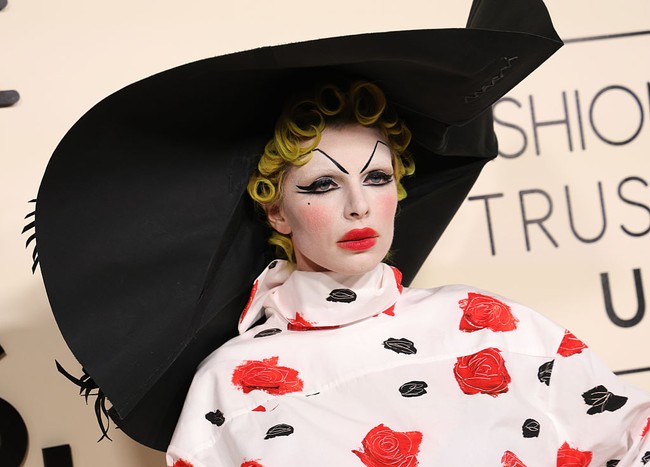 Perbedaan yang mencolok juga terpancar dari riasan wajahnya. Kali ini, ibu satu anak itu hadir dengan wajah berpulas makeup yang tebal.  (Foto: River Callaway/WWD via Getty Images)