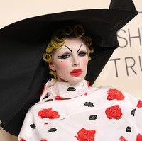 Perbedaan yang mencolok juga terpancar dari riasan wajahnya. Kali ini, ibu satu anak itu hadir dengan wajah berpulas makeup yang tebal.  (Foto: River Callaway/WWD via Getty Images)