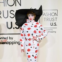 Ia menyempurnakan perubahan dramatis tersebut dengan topi hitam ekstra besar yang dihiasi aksen bulu dan heels senada. (Foto: Gilbert Flores/Variety via Getty Images)