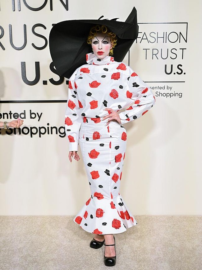 Ia menyempurnakan perubahan dramatis tersebut dengan topi hitam ekstra besar yang dihiasi aksen bulu dan heels senada. (Foto: Gilbert Flores/Variety via Getty Images)