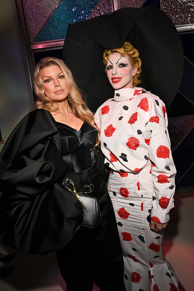 Di acara penghargaan bagi insan fashion itu, Julia sempat berfoto dengan selebriti lainnya. Salah satunya Fergie, penyanyi sekaligus personel Black Eyed Peas, yang belakangan vakum dari dunia tarik suara setelah bersolo karier.  (Foto: Michael Buckner/WWD/Penske Media via Getty Images)