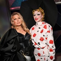 Di acara penghargaan bagi insan fashion itu, Julia sempat berfoto dengan selebriti lainnya. Salah satunya Fergie, penyanyi sekaligus personel Black Eyed Peas, yang belakangan vakum dari dunia tarik suara setelah bersolo karier.  (Foto: Michael Buckner/WWD/Penske Media via Getty Images)