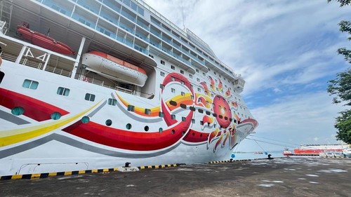 Salah satu kapal pesiar yang bersandar di Pelabuhan Benoa.