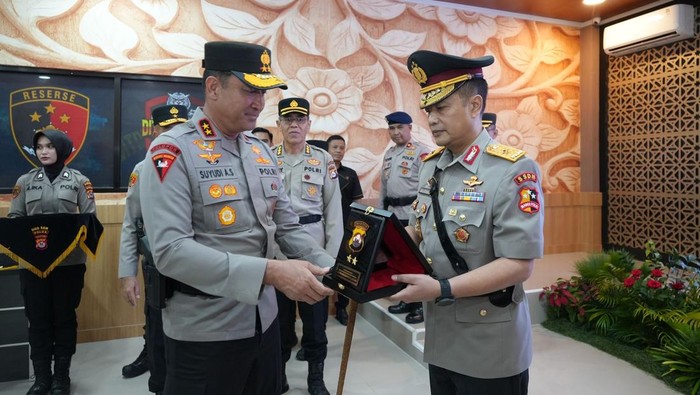 Kapolda Banten Irjen Suyudi Ario Seto memimpin serah terima jabatan Karo SDM (Foto: Bahtiar Rivai).