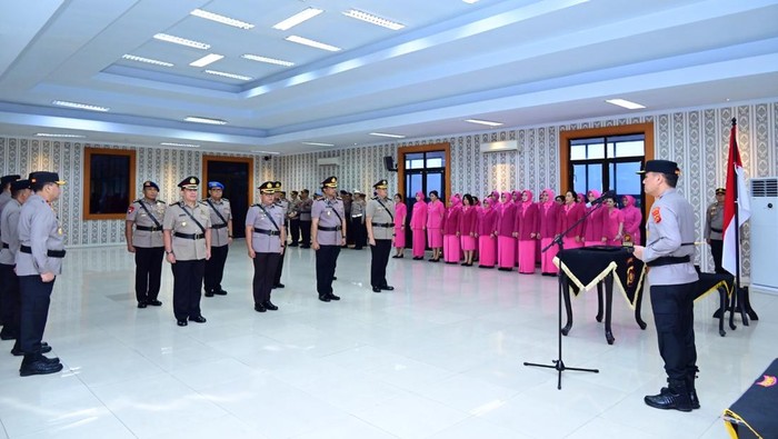 Kapolda Jambi Irjen Krisno melantik sejumlah jabatan PJU dan Kapolres Tebo