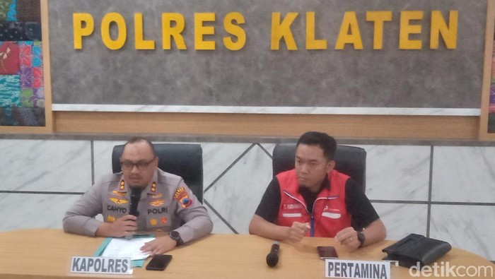 Kapolres Klaten AKBP Nur Cahyo dan perwakilan Pertamina Patra Niaga saat konferensi pers di Mapolres Klaten, Kamis (10/4/2025).